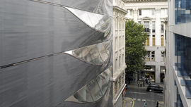 10 Hills Place, 2009, Amanda Levete Architects. Organic window projections flow along this facade.